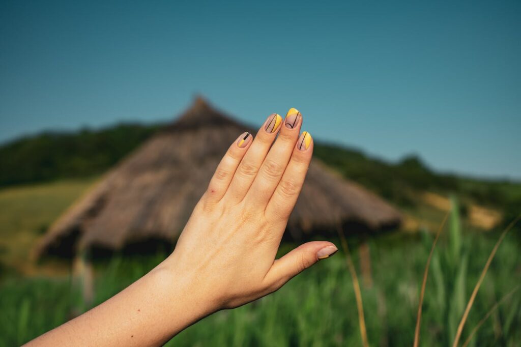 Nailart Frühling Wiese Pflanzen Designs Die Top-Nagellackfarben für den Frühling 2026